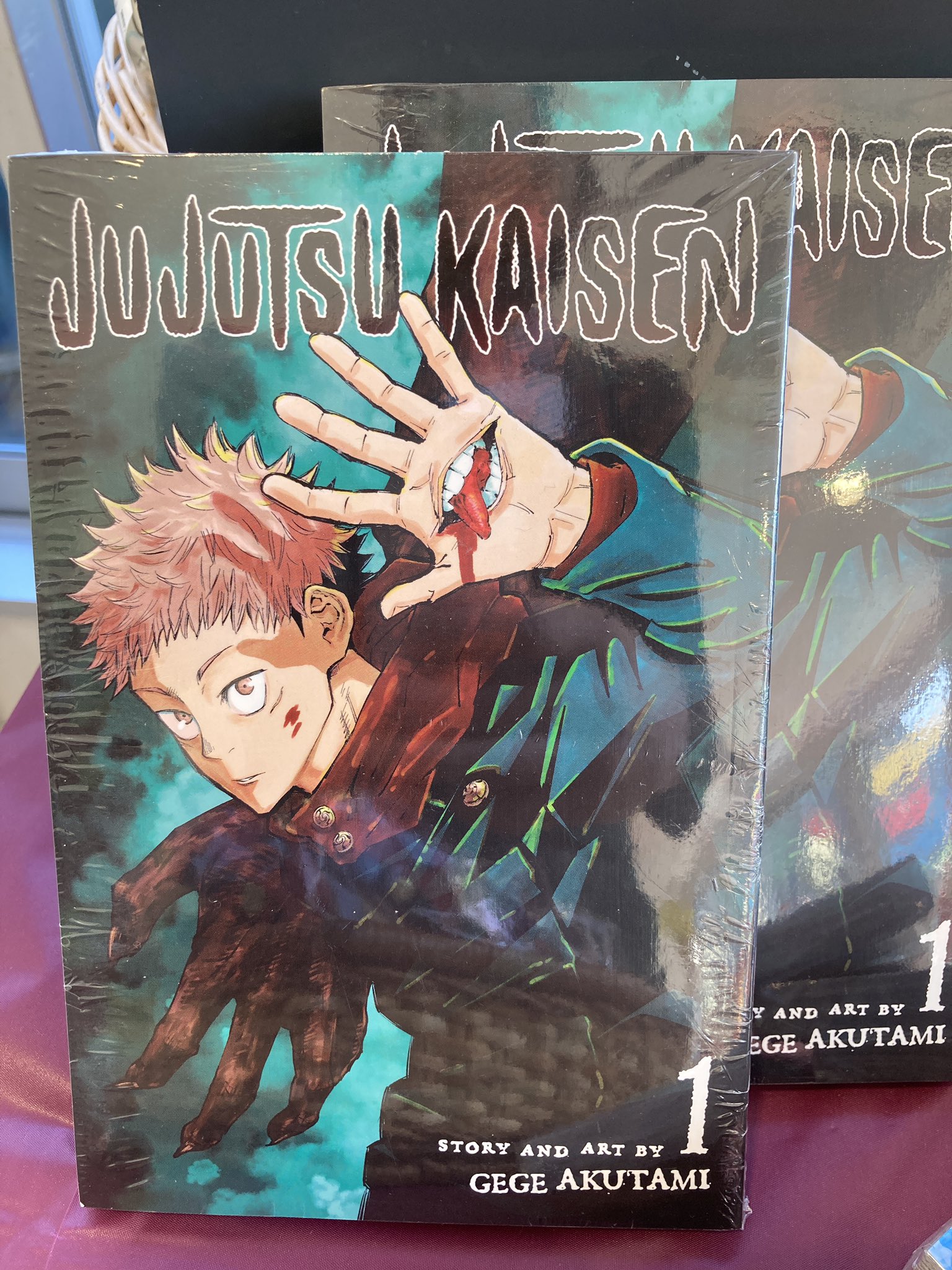 Twitter पर ナショナル麻布スーパー 呪術廻戦の英語版が入荷しました 鬼滅の刃は Demon Slayer って英語のタイトル に訳されてましたが 呪術廻戦はそのまんまローマ字タイトルなんですね 鬼滅の刃 呪術廻戦 T Co Ra8aky7l8p Twitter