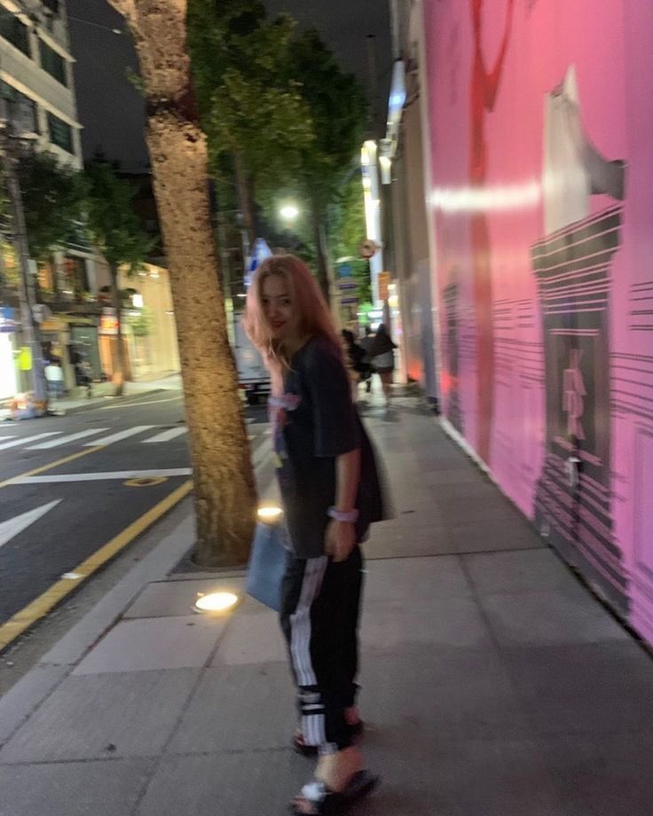 ni bayi malem minggu ngajak jalan anjr, padahal lagi mager di kamar @dinzyandra