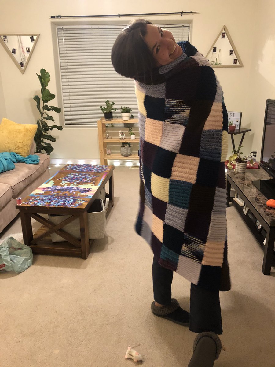 _kchoj_'s tweet photo. One month and a few scrap balls of yarn: ✔️ https://t.co/HAqHj04E4y