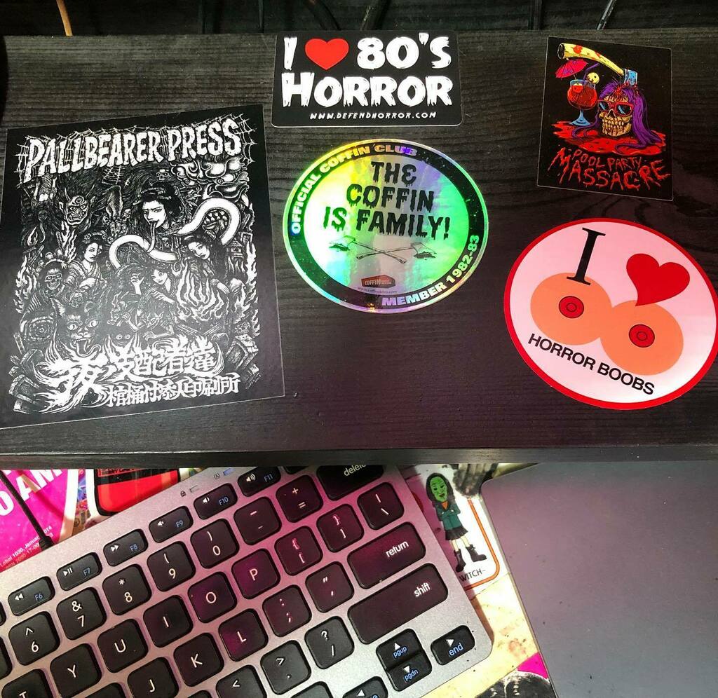 VHSGasmVR's tweet photo. Added a little flair to the new desk. 
@poolpartymassacre @horrorboobs @pallbearer_press 
📼
🔪
🩸
#CoffinVideo #Splattercast #Horror #HorrorFamily #MutantFam #VHS #HorrorCollector #VHSCollection #DefendHorror https://t.co/V6vlnrWMf4 https://t.co/i5MBTV0XjA