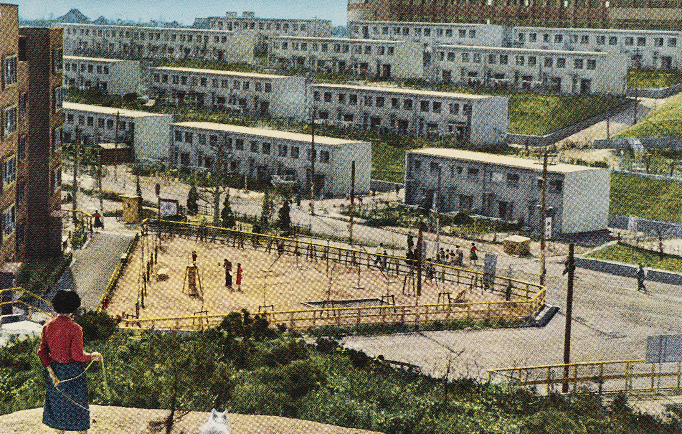 nagoyadanchi 名古屋で最初期の住宅団地が建てられた千種台地区には現在も多くの人が暮らしています。画像は昭和32年(1957)に完成した千種台住宅地の様子。昭和30年~40年代にかけ、住宅不足の問題を受けて東部の丘陵部には大規模な集合住宅や分譲住宅が建て  ...