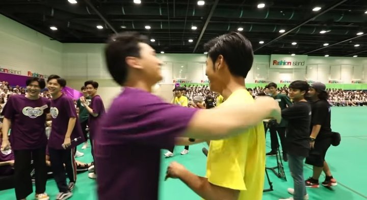 Remember when Gunsmile teased Singto? Then Singto came to purple team ready to FITE, then Krist stopped him and told singto that spare him and his group mates 
