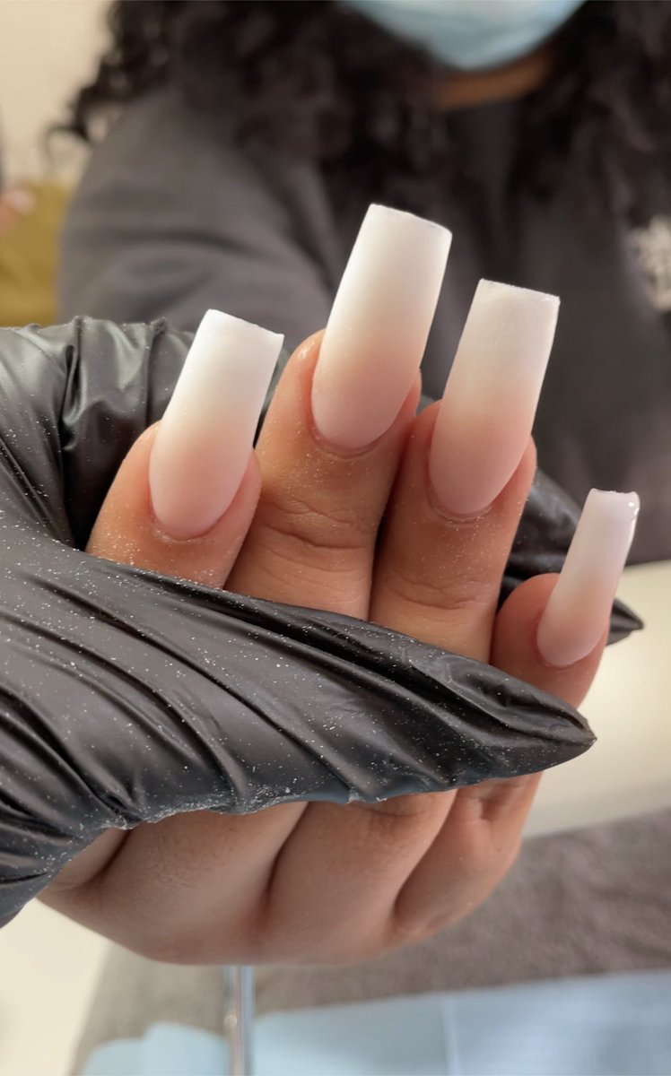 Clawedbyheather's tweet photo. Simple ombré ✨ 

#beginnernailtech #ombrenails #longnails #selftaughtnailtech #latinanailtech https://t.co/R10H9b3R73