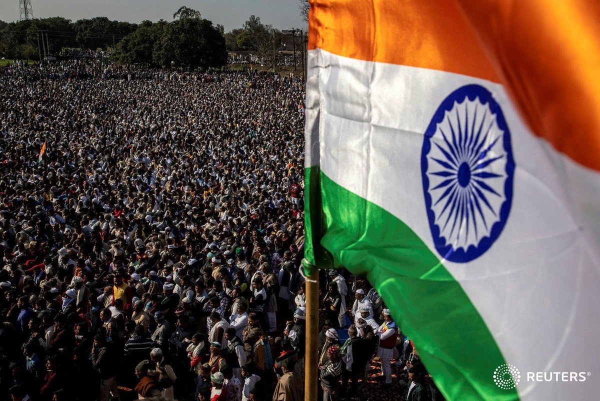 केंद्र सरकारने घाईघाईत पास केलेल्या तीन जुलमी कृषी कायद्यांच्या विरोधात न्याय मागण्यासाठी, देशातील लाखो शेतकरी सर्व बाजूंनी राजधानी दिल्लीच्या सीमांवर एकवटले आहेत. दोन महिन्यांपेक्षा जास्त काळ चाललेल्या या प्रदीर्घ आंदोलनाला मिळणारा प्रतिसाद दिवसेंदिवस वाढतो आहे किंबहुना