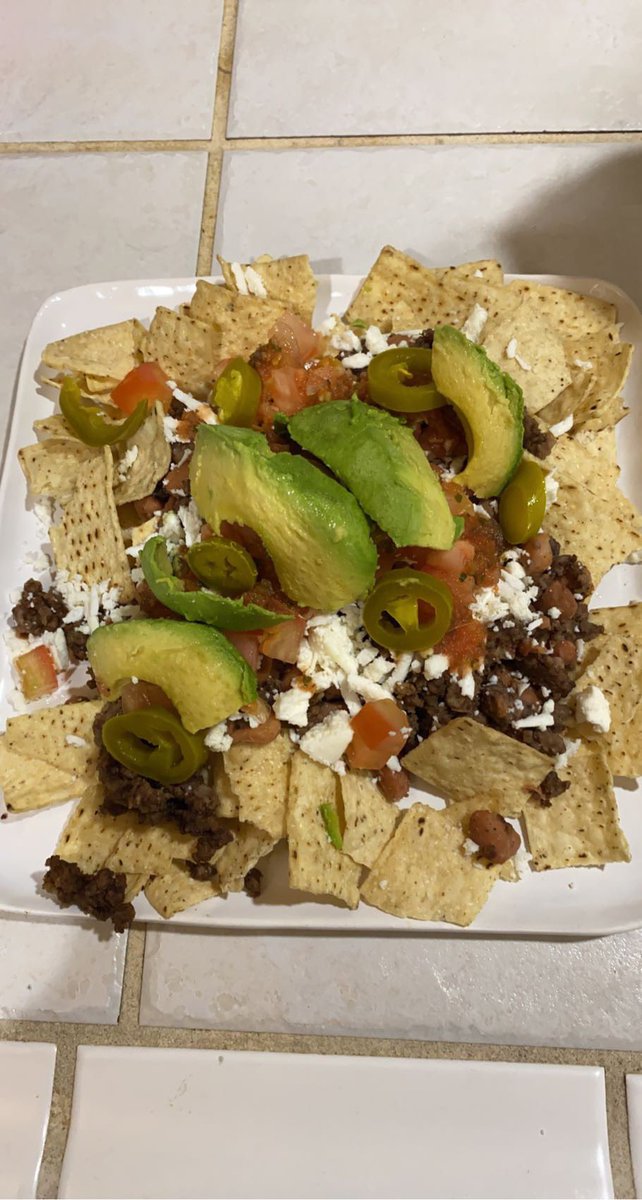 ShaileeLundy's tweet photo. If I could eat nachos for every meal I would https://t.co/5OgeRovplQ