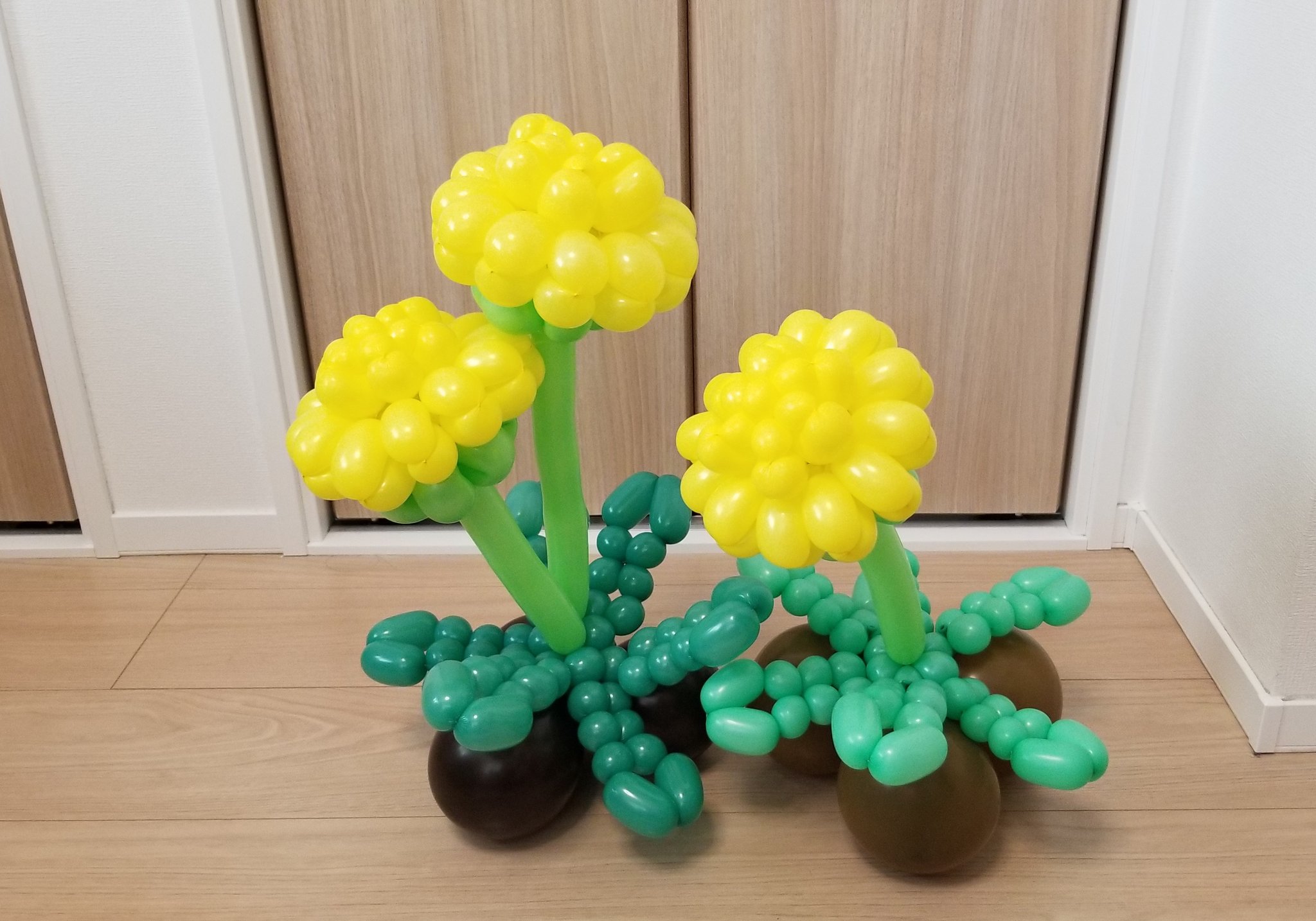 みこぞぅ 今日ははtomoさんの たんぽぽ Amp 花かご のオンライン講座受けました 花のレパートリーが増えるの凄い嬉しい 色も2種類選べるし 色んな花に変身するし本当に万能花 オンライン教室 たんぽぽ 花かご バルーンアーティストtomo