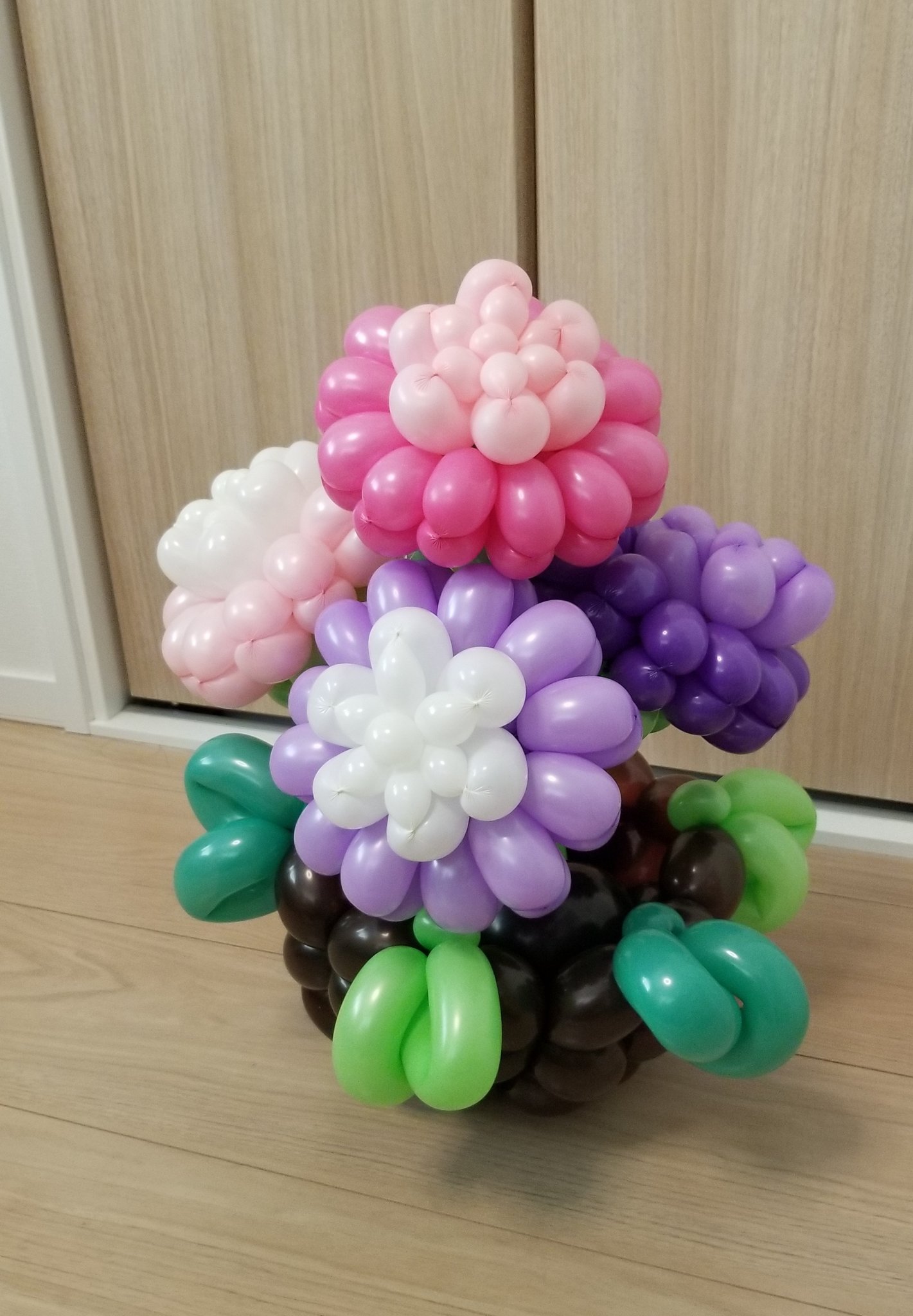みこぞぅ 今日ははtomoさんの たんぽぽ Amp 花かご のオンライン講座受けました 花のレパートリーが増えるの凄い嬉しい 色も2種類選べるし 色んな花に変身するし本当に万能花 オンライン教室 たんぽぽ 花かご バルーンアーティストtomo