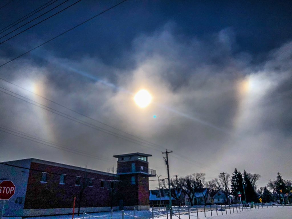 cindi2k's tweet photo. In case no one in the southeast of Manitoba is aware. It is very cold outside. @CreativePrintAl @SteinbachFire #manitoba #sundogs https://t.co/V9hKKNgR9W