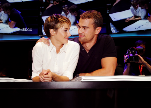 Since Shailene Woodley apparently just got engaged 2 Aaron Rodgers, it feels like a good time 2 post some gifs/pics of her & her Divergent costar (& my mancrush) Theo James. And since Theo's in  #Sanditon & someone needs 2  #SaveSanditon, I'm using those hashtags!  #SanditonPBS