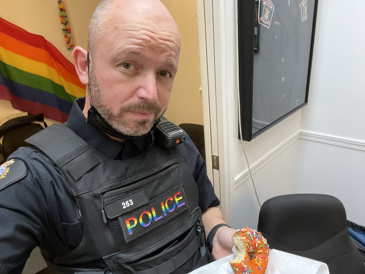I was taught that it was rude not to take something offered... so when a very nice @WaterfrontCPC volunteer came with #donuts how could I say no... 
The struggle is real

#communitypolice #volunteers