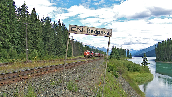 the CNoR has priority on the Yellowhead route, but after some legal struggle both railways precede on the tunnel-free pass, resulting in two parallel routes through Yellowhead, often mere feet from eachother. By now it's 1913