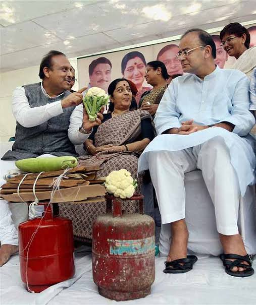 RRPSpeaks's tweet photo. पेट्रोल आणि डिझेलच्या किमती आज गगनाला भिडल्यात, परिणामी आधीच उत्पन्न घातलेल्या नागरिकांना या वाढलेल्या किमतीची झळही सहन करावी लागतेय. आज पुण्यात पेट्रोलचा दर ९३ रु प्रती लिटर आहे. 

https://t.co/U1SJRFkxqq
#PetrolPriceHike https://t.co/fpyGbw7d3E
