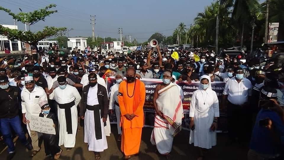 Welikumbura's tweet photo. We have to thank @GotabayaR for getting all the minorities to put out their differences &amp; united as one to safeguard their rights. The majority has to understand this march is not against them as pro-government propaganda claims.

#lka #SriLanka #P2P #PeacefulProtestContinues https://t.co/FStzJ5EAwe
