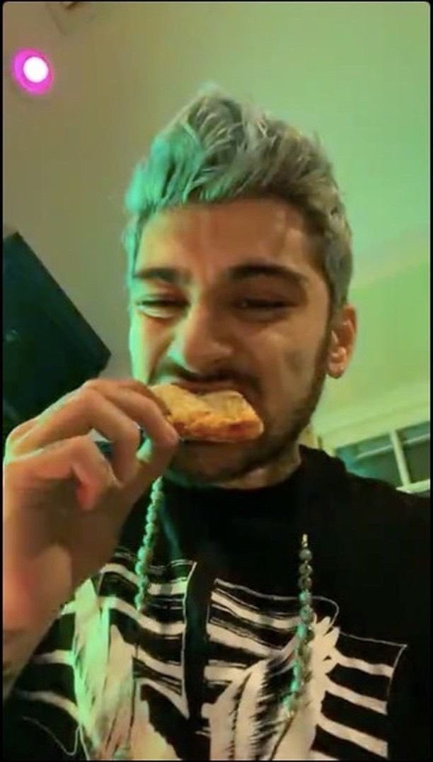 UgotTheVibez's tweet photo. Otros artistas: hacen live para interactuar con sus fans
ZAYN MALIK: hace un live mientras se fuma un porro, come una pizza y para que lo veas dormir. JAJAJAJJAJAJAJ lo amo 
#NOBODYISSLEEPING https://t.co/GGIBTBkeWe