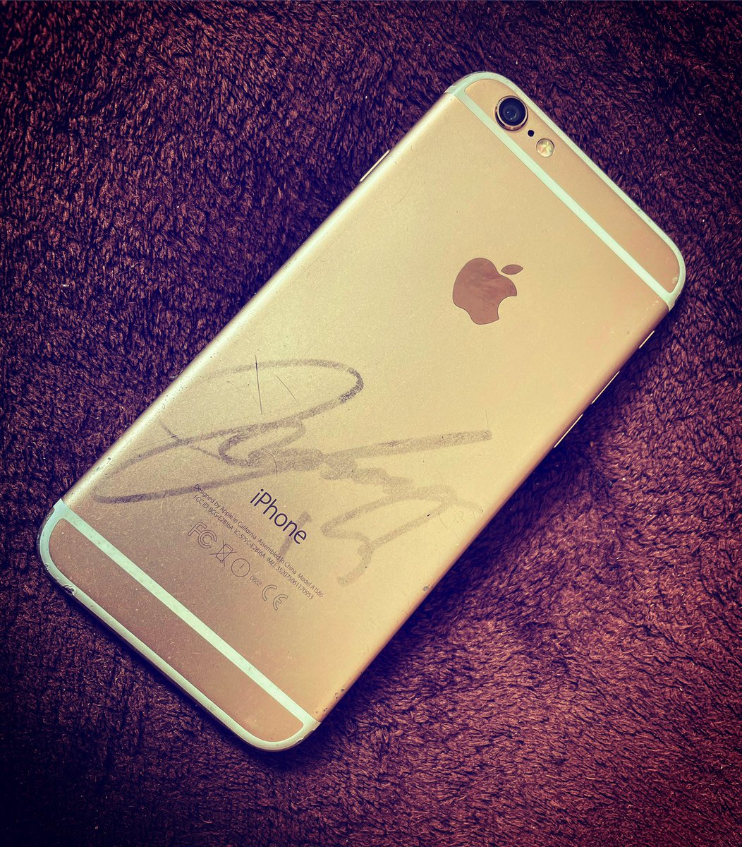 hekeke2009's tweet photo. 7年前、母の手術の日、病院近くのAppleストアには早くから長蛇の列。その頃からの付き合いのiPhone6。ホームボタンが効かないし、咄嗟にもらった康晃投手のサインまであるから、当然に下取りはなし。目覚ましアラームのメイン機として、これからもよろしく #iPhone6 #山崎康晃 #横浜DeNAベイスターズ https://t.co/2Let86AJtQ