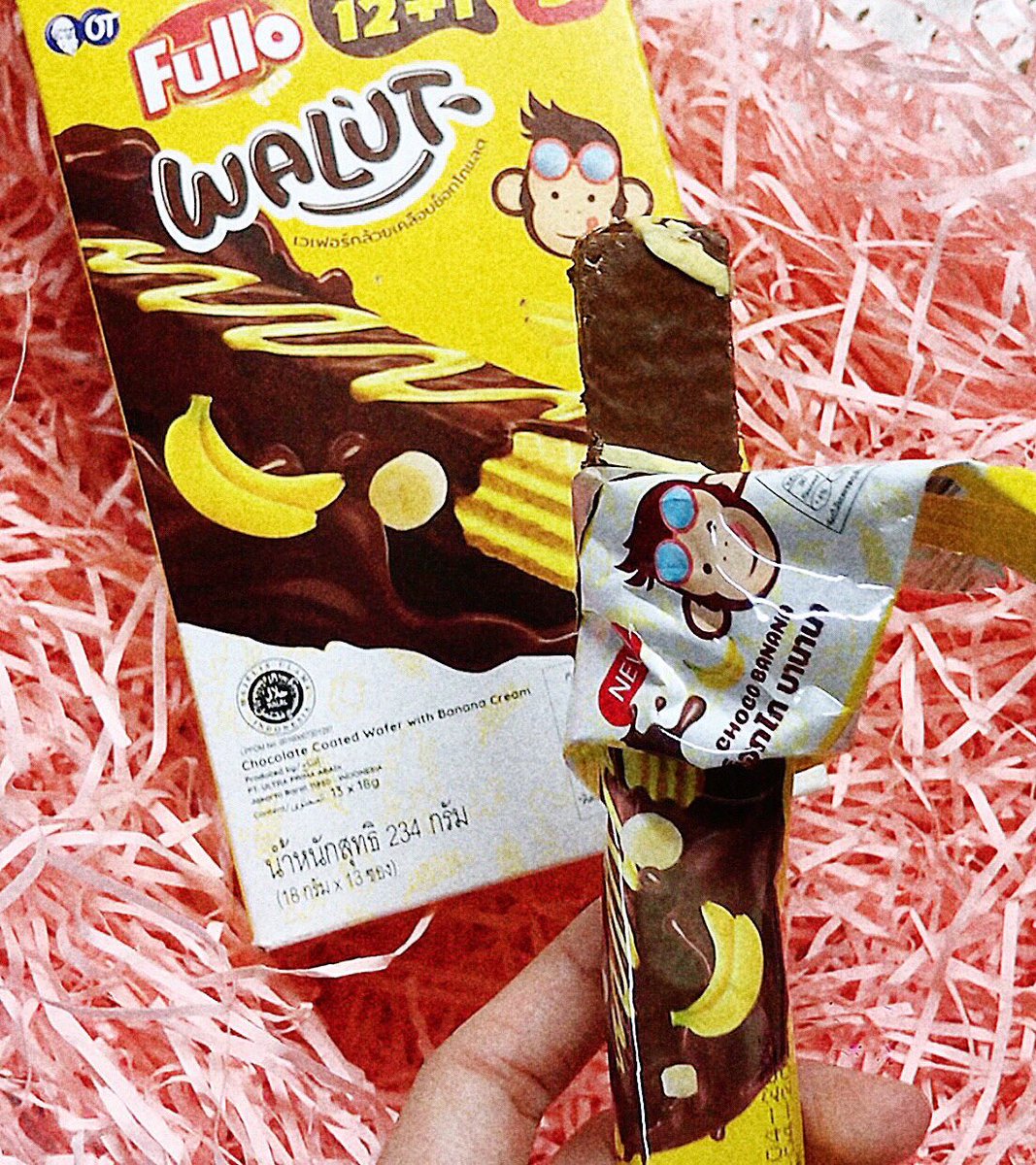 pingnp_'s tweet photo. วันนี้เรามีขนมอร่อยๆมาแนะนำ✨ น้องคือ ฟูลโล เวเฟอร์ เป็นเวเฟอร์กรอบสอดไส้ครีมรสกล้วยหอม เคลือบช็อกโกแลต กล่องละ 48฿ มี13ซอง ซื้อได้ที่แม็กโคร หรือfb fanpage:fullo thailand
#fullo #walut #chocobanana #wafer #ฟูลโล #วาลุท #ช็อกโกบานานา #เวเฟอร์ #อร่อยเพลินเกินห้ามใจ #อร่อยบอกต่อ https://t.co/1BdTc41DUY