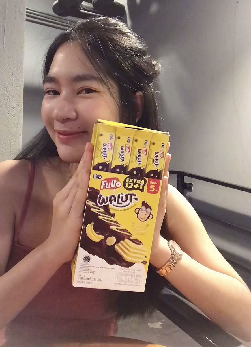 pingnp_'s tweet photo. วันนี้เรามีขนมอร่อยๆมาแนะนำ✨ น้องคือ ฟูลโล เวเฟอร์ เป็นเวเฟอร์กรอบสอดไส้ครีมรสกล้วยหอม เคลือบช็อกโกแลต กล่องละ 48฿ มี13ซอง ซื้อได้ที่แม็กโคร หรือfb fanpage:fullo thailand
#fullo #walut #chocobanana #wafer #ฟูลโล #วาลุท #ช็อกโกบานานา #เวเฟอร์ #อร่อยเพลินเกินห้ามใจ #อร่อยบอกต่อ https://t.co/1BdTc41DUY