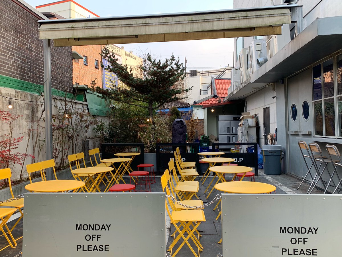 Looking for a hip neighborhood outside of Seoul to enjoy local culture? Number 1 on my list would be Dongmyeong-dong, Gwangju. You can start your visit by booking a room at Herjaega(희재가), a quaint guesthouse.