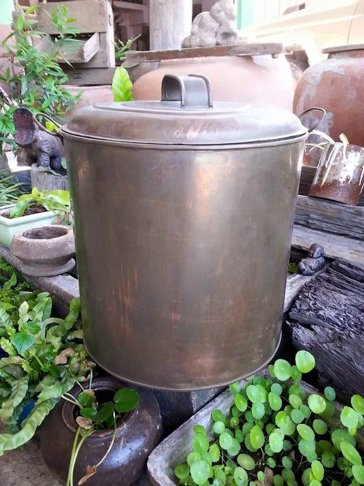 ผมขอรับบริจาค
หม้อก๋วยเตี๋ยวครับ
ผู้ใหญ่ท่านใดใครมีหม้อก๋วยเตี๋ยวเก่าๆไม่ได้ใช้
ให้ผมเถอะครับ.จะเอาไปให้คนตกงานฝึกทำก๋วยเตี๋ยวขายครับ.