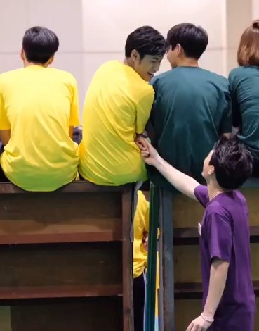 Ako na Emcee: "Calling the attention of Krist Perawat, tama na landi. Bumalik ka na sa iyong ka grupo. Salamat"