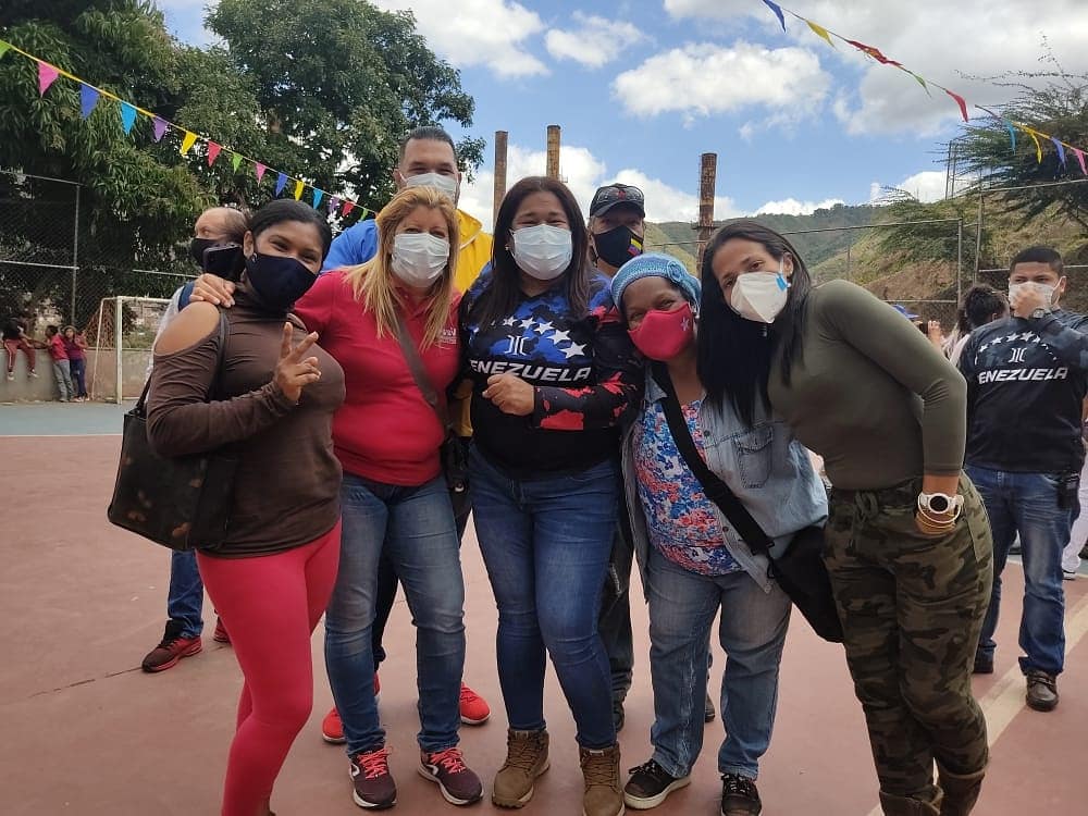 mincomunas_ve's tweet photo. Hoy en la parroquia la Vega del Distrito Capital, se desarrollo una jornada extraordinaria con nuestra Comunera y Ministra de las Comunas @norisherrerar, estuvo acompañada de la nueva generación de Oro de la Patria joven dónde garantizamos el derecho a la vida y amor al prójimo. https://t.co/G8FKyjAvIY