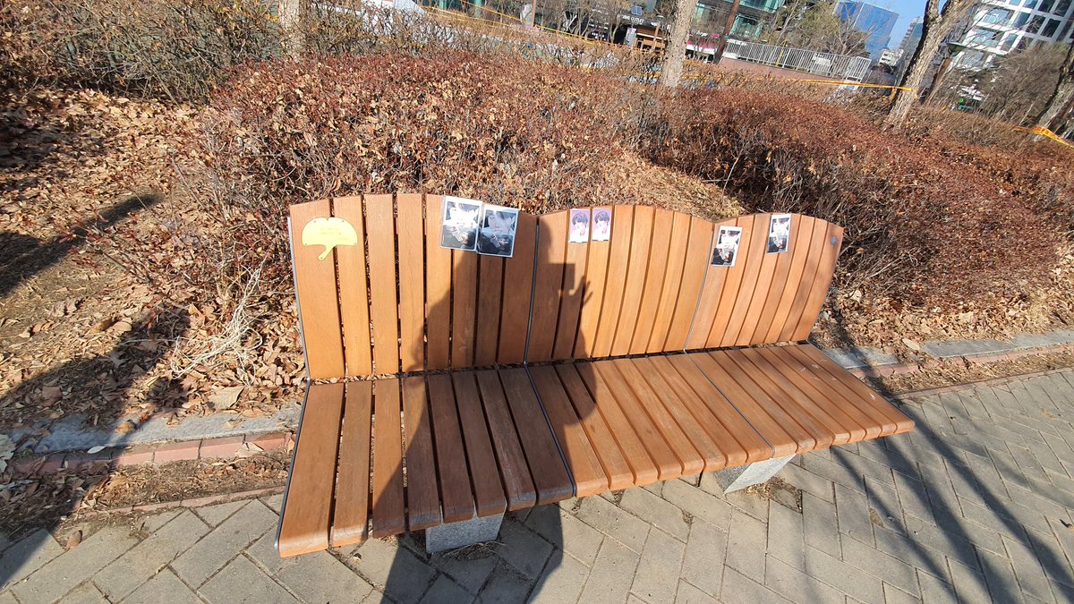 doll_minsol's tweet photo. 서울숲 #지민벤치 #슈가벤치 #윤기벤치 에 소소하게  
마음 남겨뒀어요. 아미님들 챙겨가주세요💜 @bts_twt https://t.co/mmmcZ0NV96