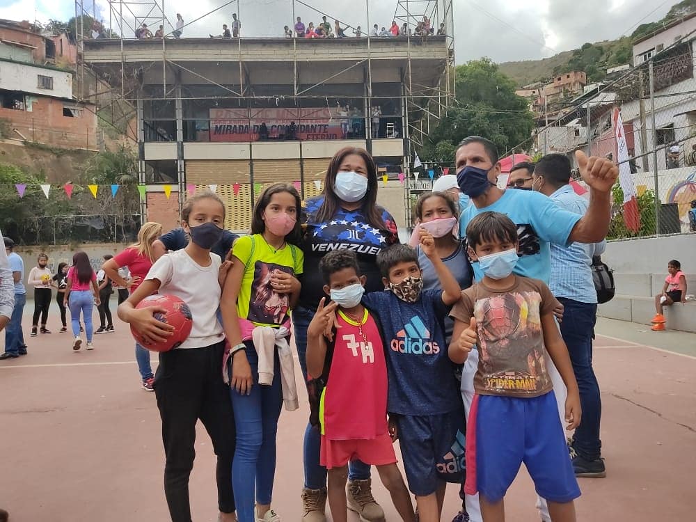 mincomunas_ve's tweet photo. Hoy en la parroquia la Vega del Distrito Capital, se desarrollo una jornada extraordinaria con nuestra Comunera y Ministra de las Comunas @norisherrerar, estuvo acompañada de la nueva generación de Oro de la Patria joven dónde garantizamos el derecho a la vida y amor al prójimo. https://t.co/G8FKyjAvIY