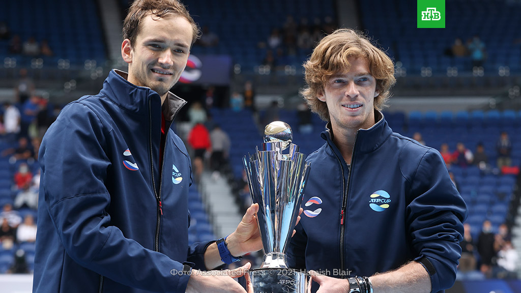 🎾 Сборная России по теннису досрочно выиграла кубок ATP, не отдав соперникам из Италии ни сета.

Сначала Андрей Рублёв разгромил Фабио Фоньини со счетом 6:1, 6:2, а затем Даниил Медведев закрепил успех, не оставив шансов Маттео Берреттини — 6:4, 6:2