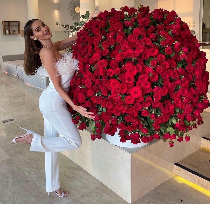 Nabilla's tweet photo. Merci mon mari ♥️ https://t.co/WnQMSYdxYb
