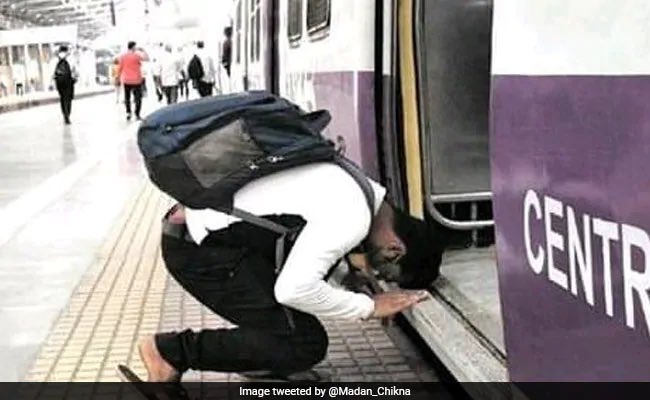vimalnbt's tweet photo. @PiyushGoyal  जिजीविषा, अटल  इरादे और किसी हालत में घुटने न टेकने का हौसला। लोकल ट्रेनें मुंबई की लाइफ़लाइन हैं। कोरोना काल की सबसे उपयुक्त तस्वीर। इस तस्वीर ने 168 वर्ष पहले का मंजर याद करा दिया है, जब मुंबईवासियों ने एशिया की पहली ट्रेन का भी इसी तरह स्वागत किया था। https://t.co/Hc1UHKtJJl