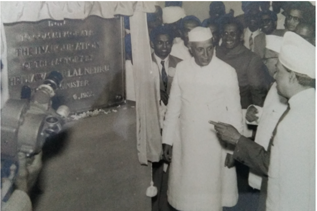  #OnThisDay Hindustan Machine Tools (HMT) was incorporated in 1953 by the Government of India as a machine tool manufacturing company. A watch division came up in Bengaluru in 1961. A thread by  @nandyellidli about HMT.