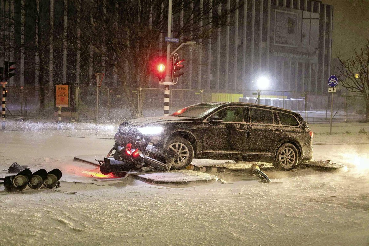 Taxichauffeur ramt verkeerspalen op besneeuwd kruispunt in Haarlem dlvr.it/RsB0hr