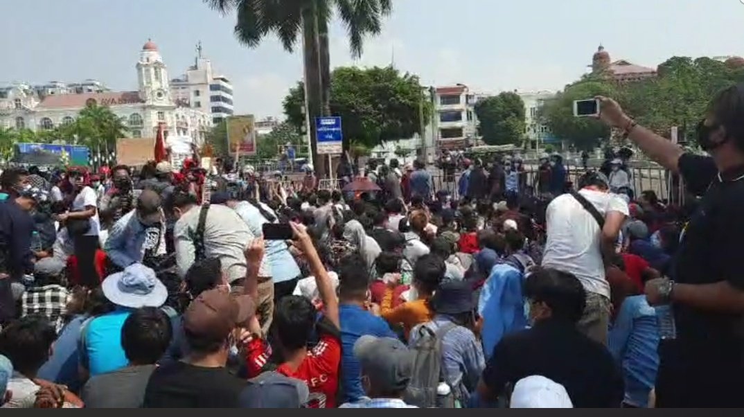 MayWongST's tweet photo. Right in the middle of the #Myanmar #Yangon city now infront of city hall downtown, a popular protest gathering spot. Also where nation's Independence Monument is. Crowds protesting against the #militarycoup have occupied the streets and blocked traffic #WhatishappeninginMyanmar https://t.co/waRN2O2aue