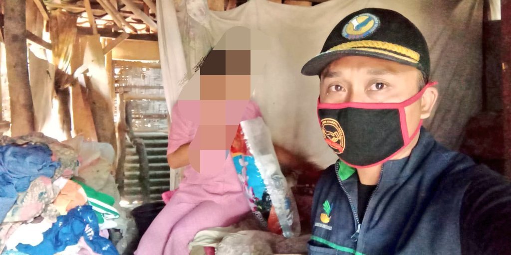 chepul38's tweet photo. Curah hujan semakin tinggi, digubuk kecil tanpa jaringan listrik itu tinggal seorang ibu bersama anaknya.. Pak Gub @ganjarpranowo, adakah program bantuan RTLH? dan juga program PKH? Ini warga Jateng. 

Ket foto: kunjungan kades+dinsos tahun 2020. #Banjaranyar, Kab. Tegal https://t.co/4d8QQnMGKK