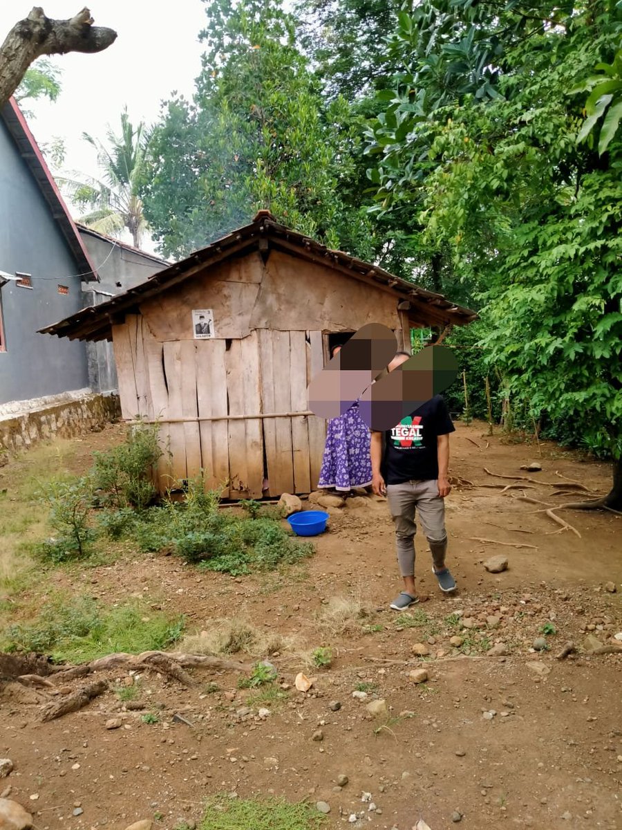 chepul38's tweet photo. Curah hujan semakin tinggi, digubuk kecil tanpa jaringan listrik itu tinggal seorang ibu bersama anaknya.. Pak Gub @ganjarpranowo, adakah program bantuan RTLH? dan juga program PKH? Ini warga Jateng. 

Ket foto: kunjungan kades+dinsos tahun 2020. #Banjaranyar, Kab. Tegal https://t.co/4d8QQnMGKK