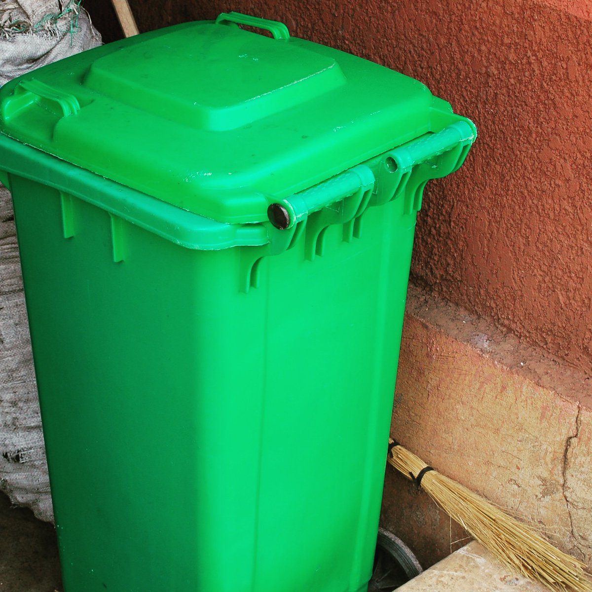 UElBosque's tweet photo. Practise good sanitation by using a trash can to dispose of your trash. #cleancities #yowasteapp https://t.co/LjALLhxd6t