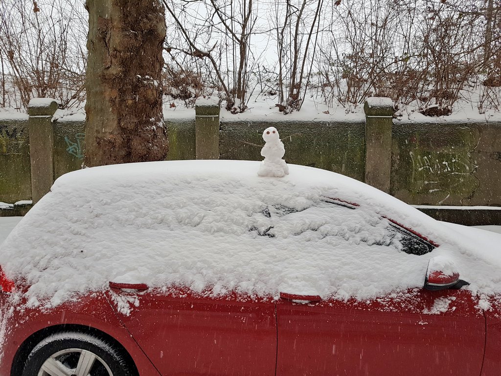 SMCDortmund's tweet photo. #Schneemann auf #Autodach ... #Schnee #Dortmund https://t.co/LpNX6sMdyc