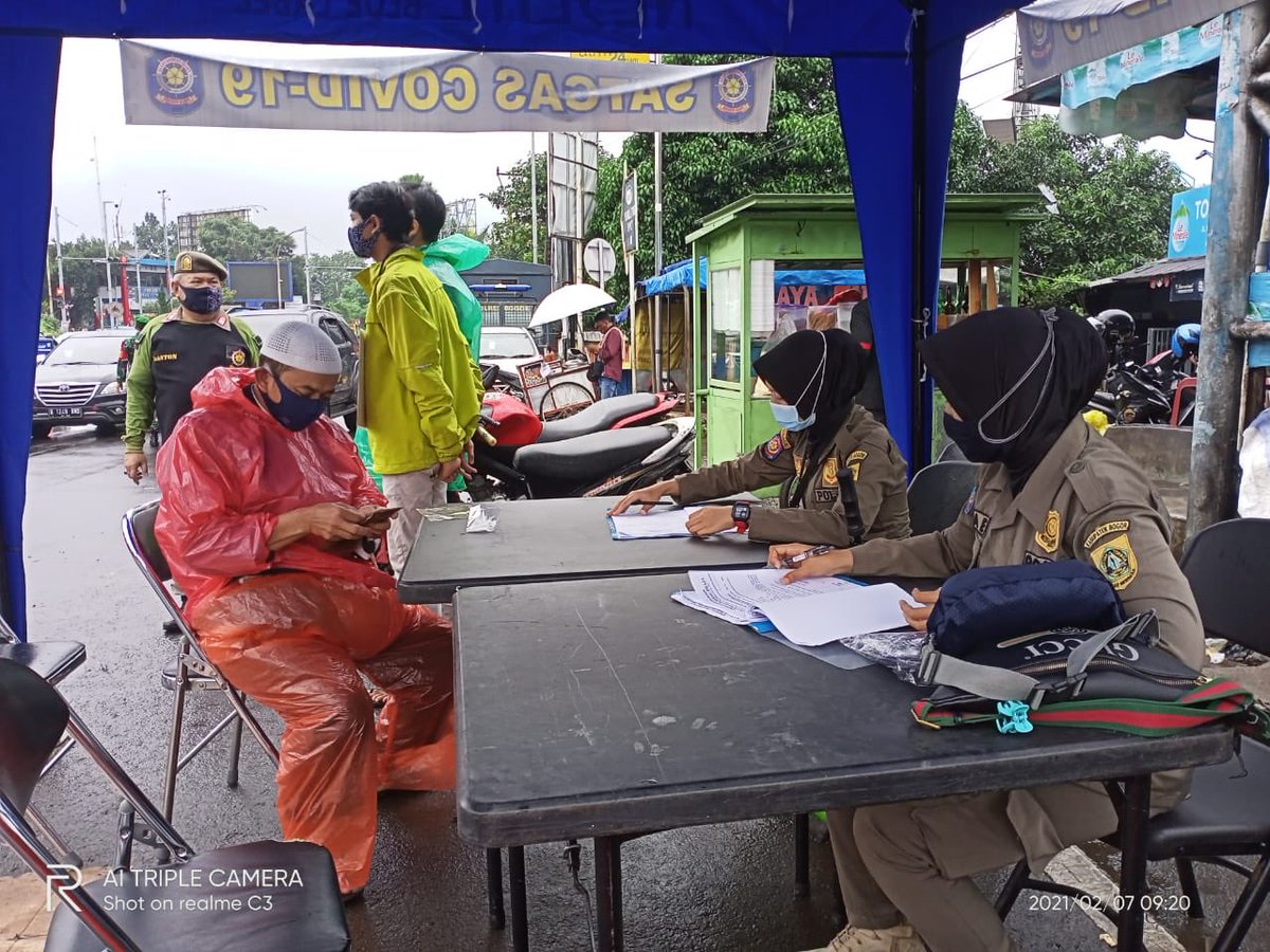 Satpolpp_bgrkab's tweet photo. Minggu, 07 Februari 2021, operasi yustisi simpang gadog. Untuk para pelancong wisata yang akan masuk ke kawasan puncak tanpa membawa hasil rapid test harap putar balik😉👍
@adeyasinn @satpolppjabar @bogorkab @bpbd_kabbogor @BogorDiskominfo https://t.co/VChy0KMRwc