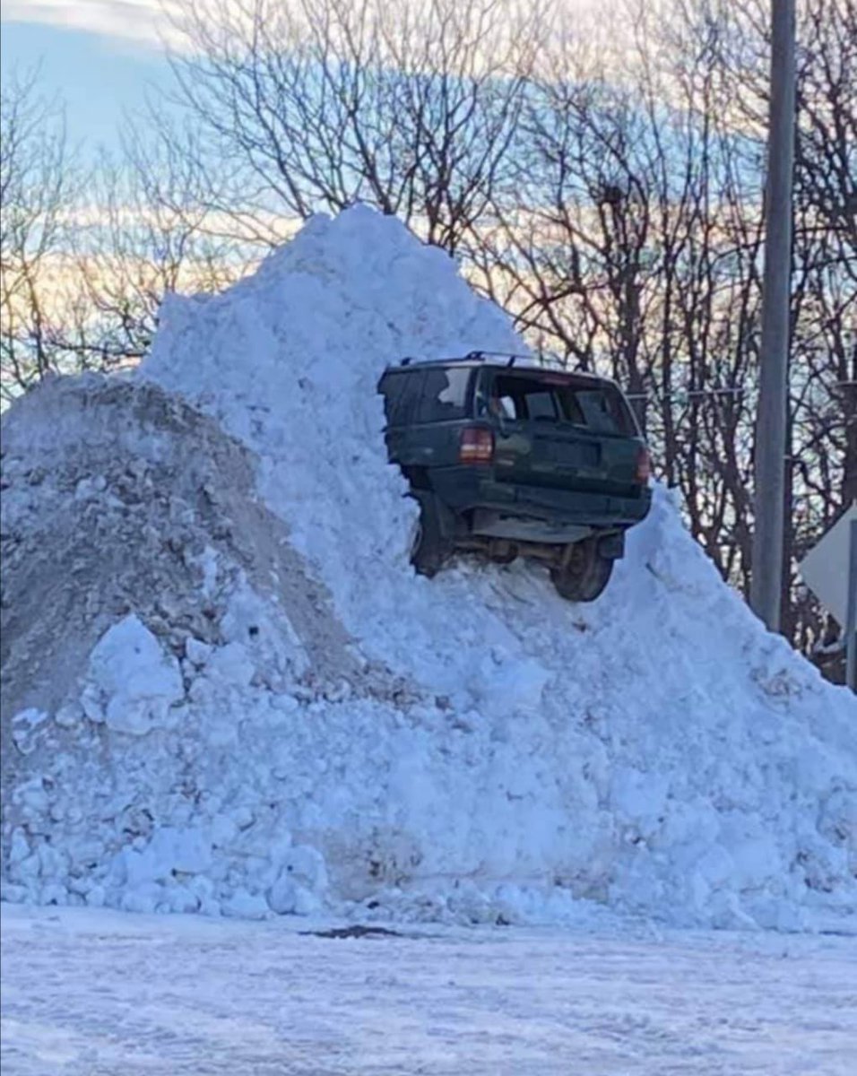 pv_loo's tweet image. Na de zware sneeuwval werden de wegen sneeuwvrij gemaakt 🤣
