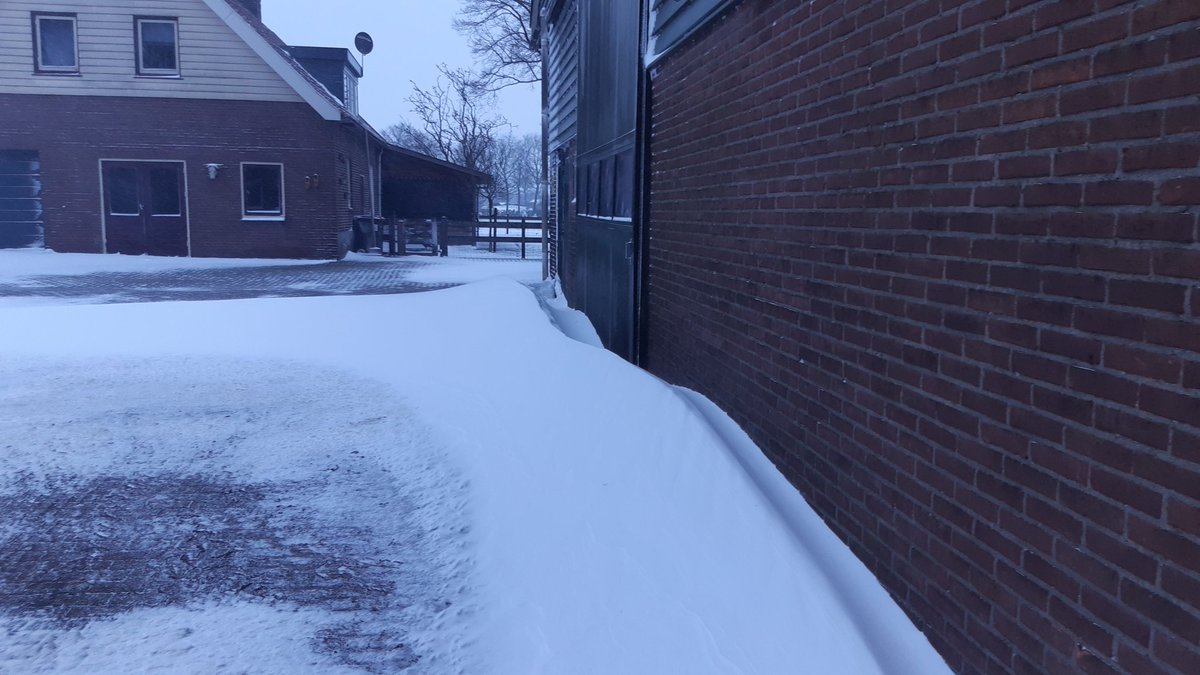 #sneeuw in nijkerk. Hoeveelheid valt mee. Ligt alleen op hopen en wat naar  binnen gewaaid.