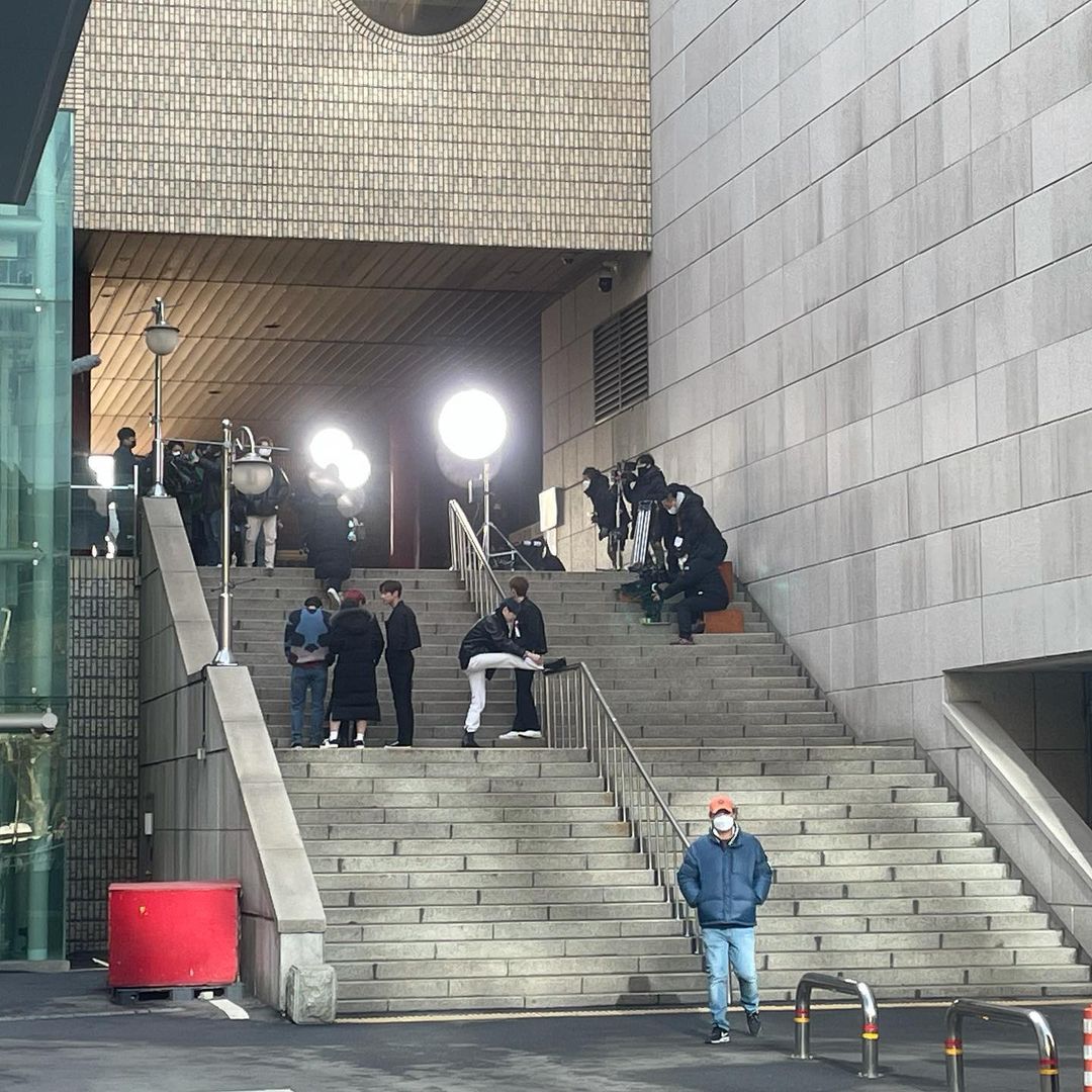 Kim Ho Long's ig https://www.instagram.com/p/CK-3oj8rVby/?igshid=l1nc6j5qzuglFilming for Imitation at KBS today. Junyoung standing next to Jongho in red hair. #이준영  #LEEJUNYOUNG  #유키스  #UKISS  #이미테이션  #Imitation  #권력