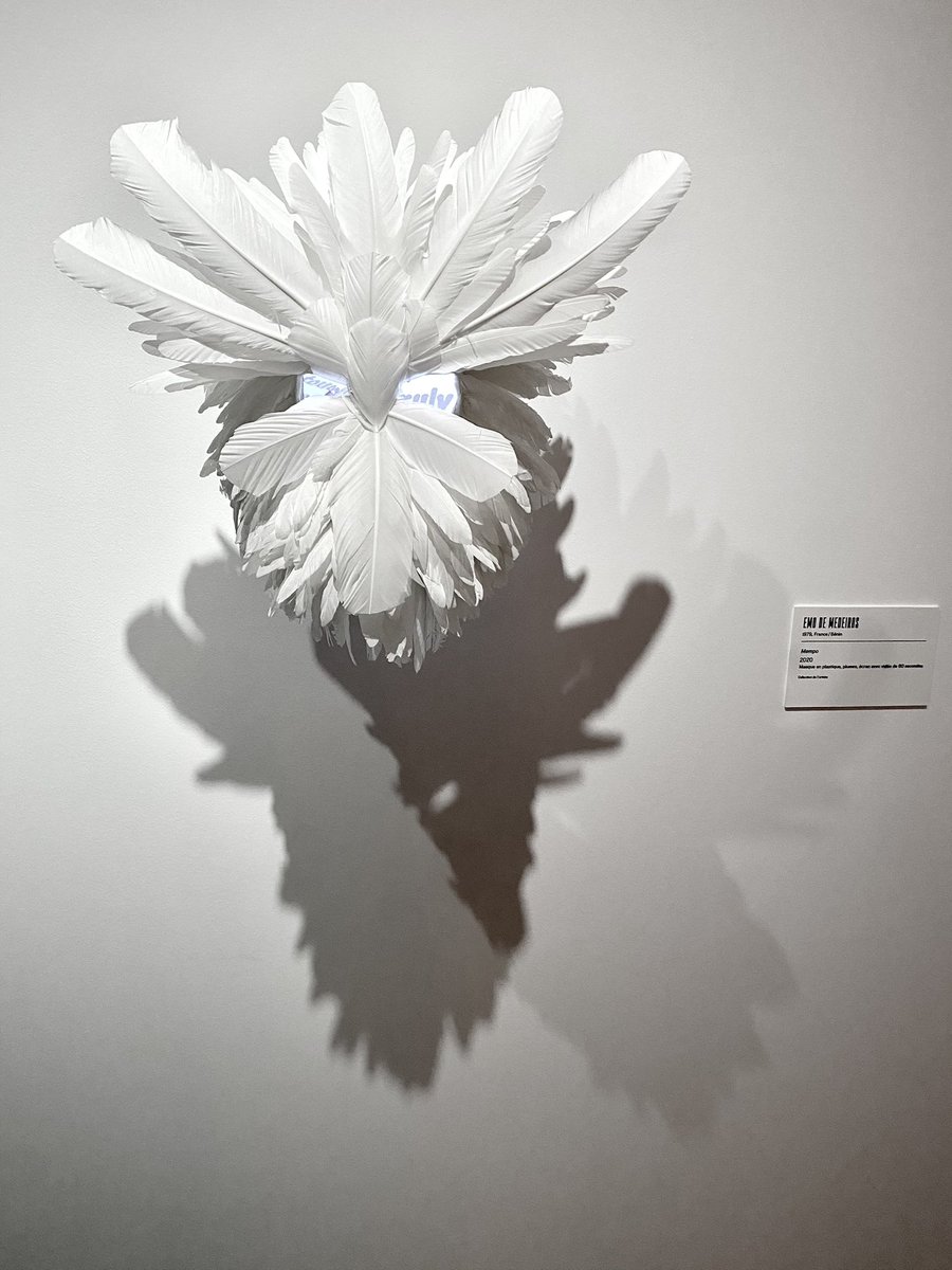 Entre le masque traditionnel et le lac des cygnes : Mempo, de l’artiste franco-béninois #EmoDeMedeiros, à voir dans l’exposition #ExAfrica dès la réouverture du <a href="/quaibranly/">musée du quai Branly - Jacques Chirac</a>