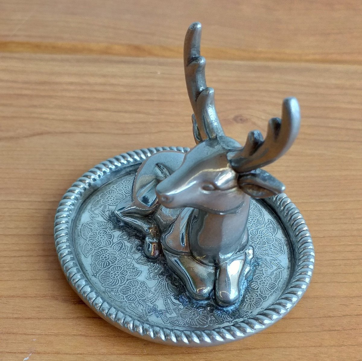 TaniaPavlova8's tweet photo. Excited to share the latest addition to my #etsy shop: Vintage deer holder, decorative ring stand, jewelry stand https://t.co/GlVO1i0z9s #vintagesilver #vintagefigurine #ringtray #ringstand#vintagemetal #vintagedeerholder #ringholder https://t.co/1nI7ulPyIG