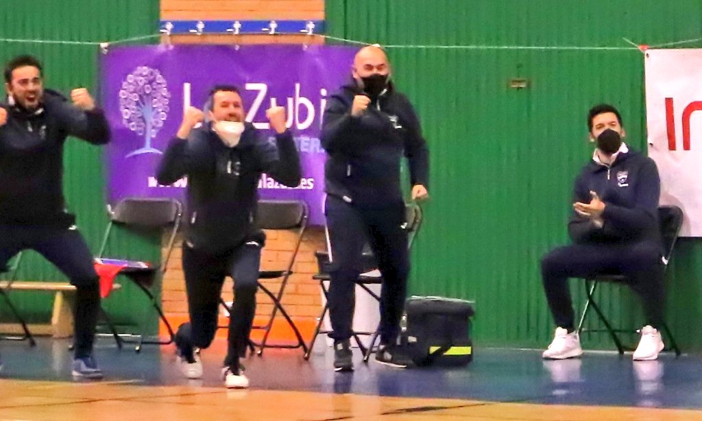 Así vibra el cuerpo técnico con el equipo desatado. ¡VAMOS! ⚔️🔥

#SomosEquipo #SoñemosJuntos