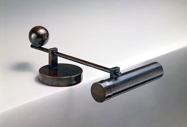 Hoy <a href="/ro_almonacid/">rodrigo almonacid</a> ha compartido una obra religiosa de JJP Oud, gran arquitecto neerlandés que también fue un exquisito diseñador.
Aquí os dejo su lámpara de piano "Giso 404", que diseñó en 1927 como regalo de bodas para un amigo, y que posteriormente se puso en producción.