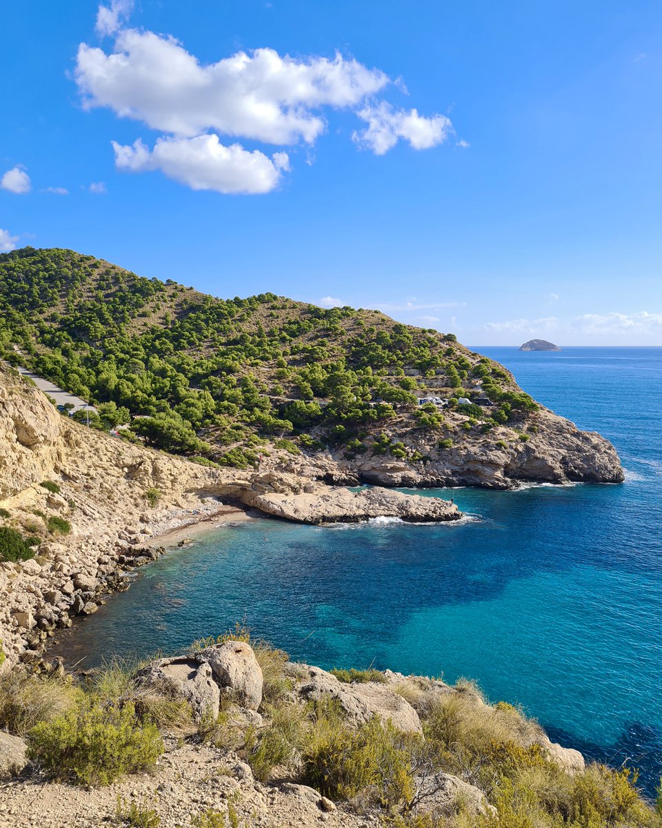 La Vila Joiosa y sus calitas recónditas 🏝 La ruta 'Sendero de la costa' nos lleva a este precioso tesoro, el Racó del Conill 💙 - #CostaBlanca
📌 Info ruta: bit.ly/SenderoLaVila