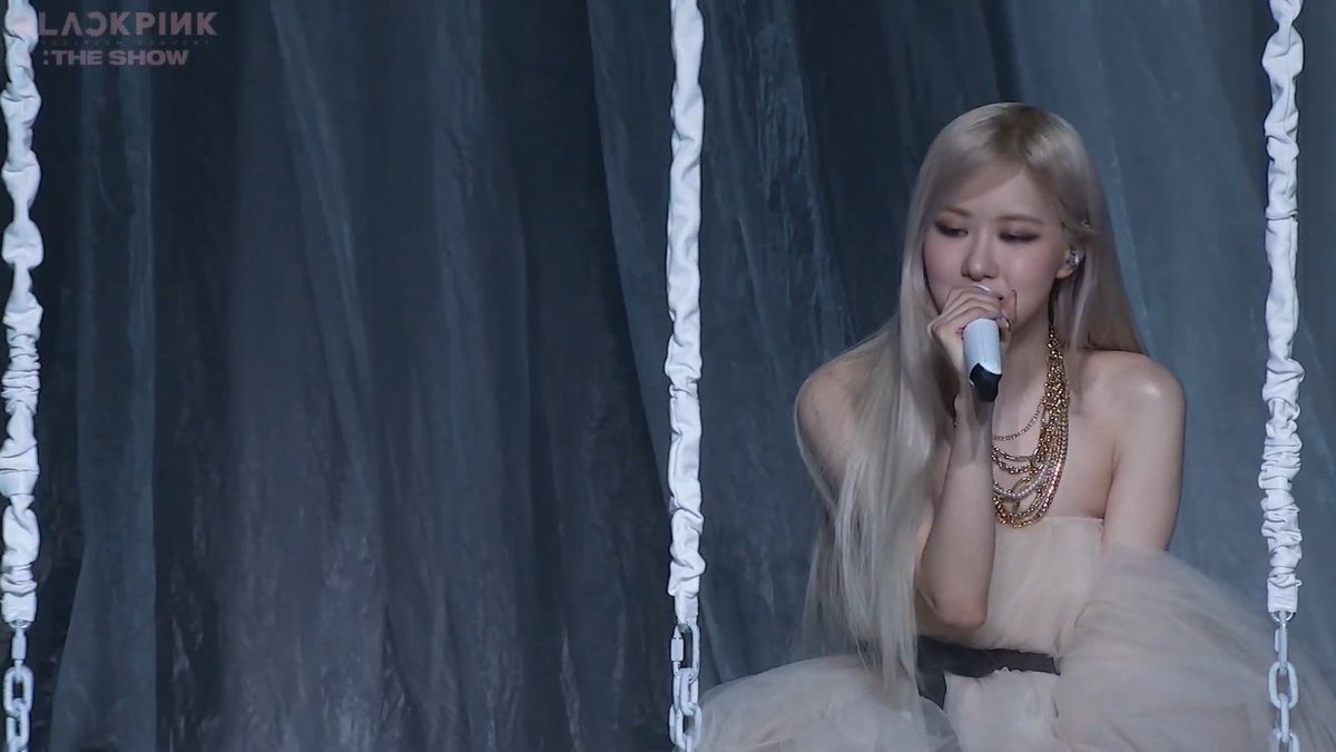 SHE IS THE MOMENT! #로제 #ROSÉ