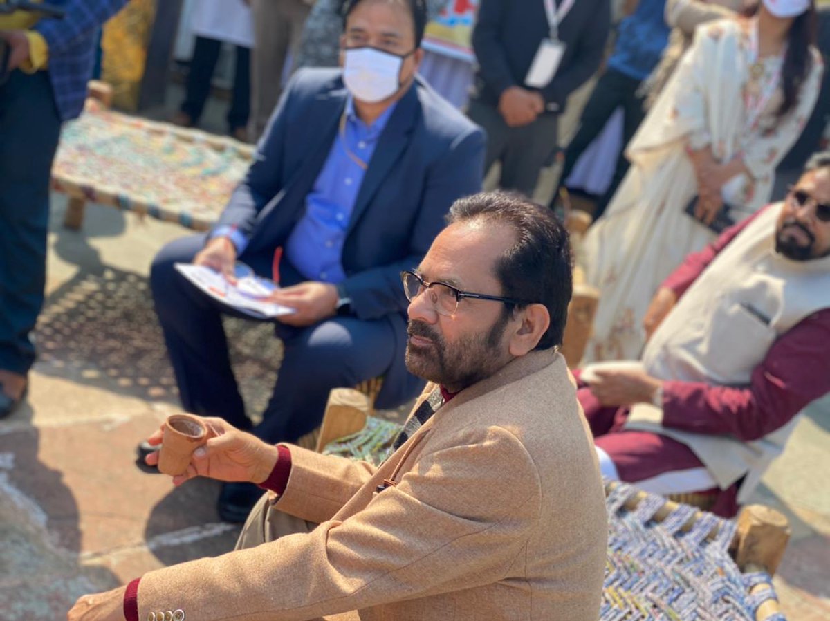 naqvimukhtar's tweet image. लखनऊ का #हुनरहाट ई प्लेटफार्म hunarhaat.org पर भी देश-विदेश के लोगों के लिए उपलब्ध रहा जहाँ लोगों ने सीधे दस्तकारों, शिल्पकारों के स्वदेशी सामानों को सराहा और ख़रीदा। इसके अलावा अब #हुनरहाट &quot;जेम पोर्टल&quot; (गवर्नमेंट इ मार्केटप्लेस) पर भी उपलब्ध है। #VocalForLocal