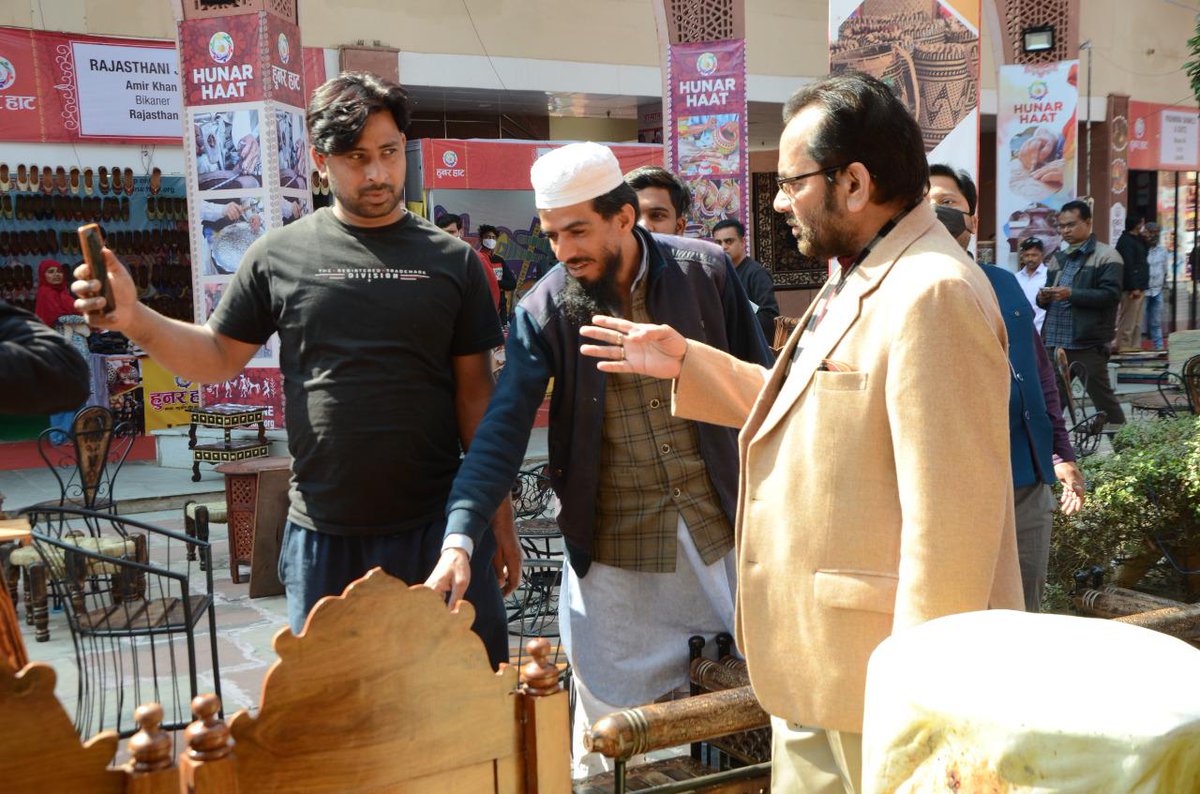 naqvimukhtar's tweet image. लखनऊ का #हुनरहाट ई प्लेटफार्म hunarhaat.org पर भी देश-विदेश के लोगों के लिए उपलब्ध रहा जहाँ लोगों ने सीधे दस्तकारों, शिल्पकारों के स्वदेशी सामानों को सराहा और ख़रीदा। इसके अलावा अब #हुनरहाट &quot;जेम पोर्टल&quot; (गवर्नमेंट इ मार्केटप्लेस) पर भी उपलब्ध है। #VocalForLocal