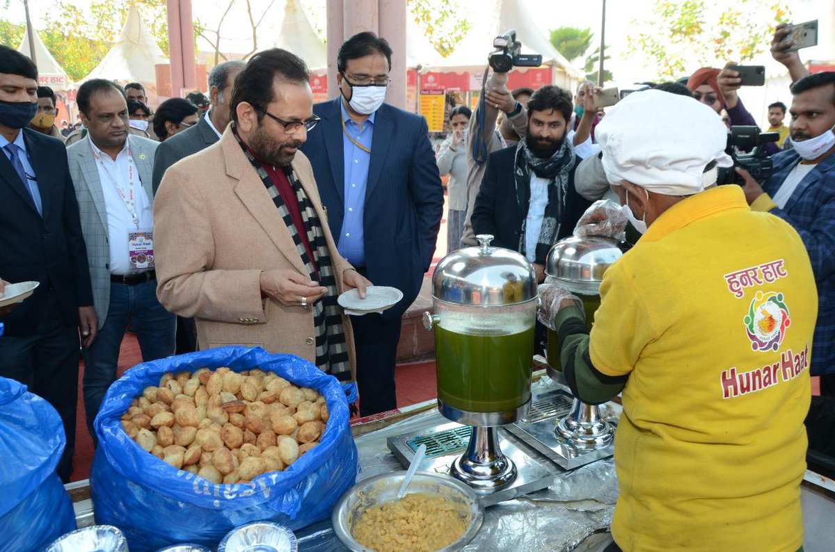 naqvimukhtar's tweet image. लखनऊ का #हुनरहाट ई प्लेटफार्म hunarhaat.org पर भी देश-विदेश के लोगों के लिए उपलब्ध रहा जहाँ लोगों ने सीधे दस्तकारों, शिल्पकारों के स्वदेशी सामानों को सराहा और ख़रीदा। इसके अलावा अब #हुनरहाट &quot;जेम पोर्टल&quot; (गवर्नमेंट इ मार्केटप्लेस) पर भी उपलब्ध है। #VocalForLocal